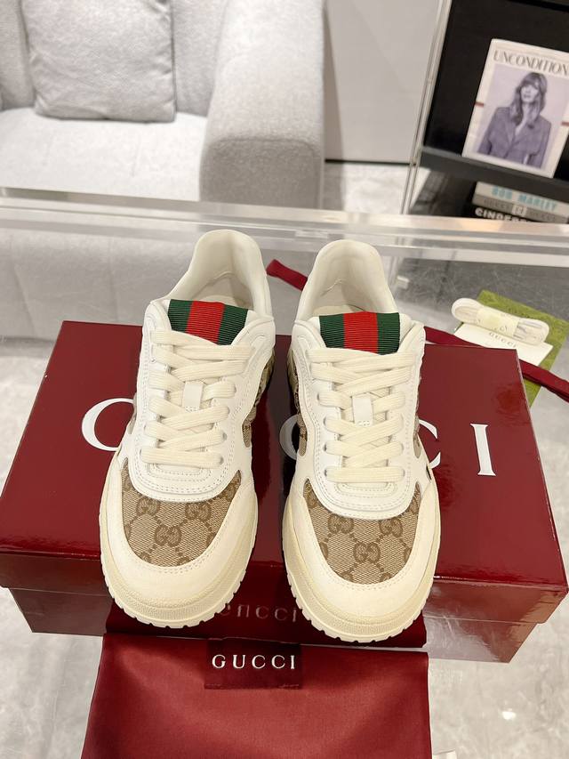 情侣款 Gucci Re-Web系列情侣款运动鞋 小白鞋 Re-Web是由品牌创意总监sabato De Sarno倾心设计的首个运动鞋系列，以现代版型大胆演绎